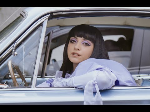 Mon Laferte - Algo es mejor premiere en vivo
