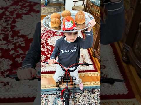 شاركت خبزها مع الأم العجوز.. وما حدث بعدها أبكى الجميع! 😭 #Shorts"