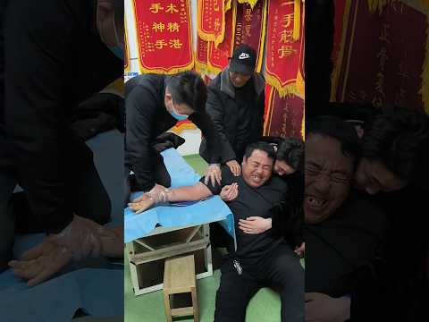 E1852 The man gritted😬😡🥀😖his teeth to endure the pain of stretching the muscle adhesions in his arm