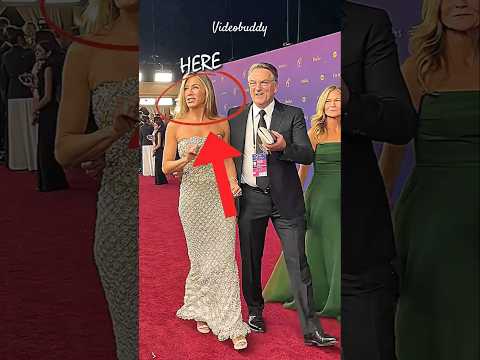 Jennifer Aniston Arrived To The Red Carpet🔥