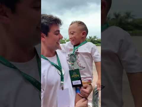 Lucas Rangel levando os gêmeos no Beto Carrero World