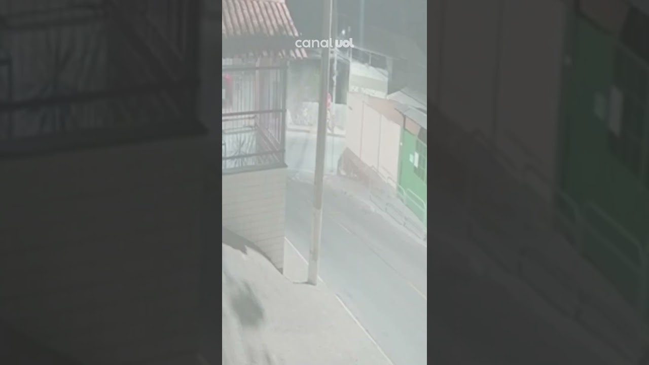 Caminhão guincho invade garagem e joga carro para o andar debaixo da casa vídeo