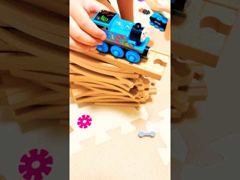 犬の動画サムネイル - 【危機的状況に追い込まれたトーマス💥】#きかんしゃトーマス #thomas #steamtrain #toys #shorts #youtubeshorts