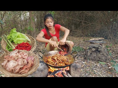 Pork intestine braised with Spicy chili so delicious food for dinner - Survival cooking in forest