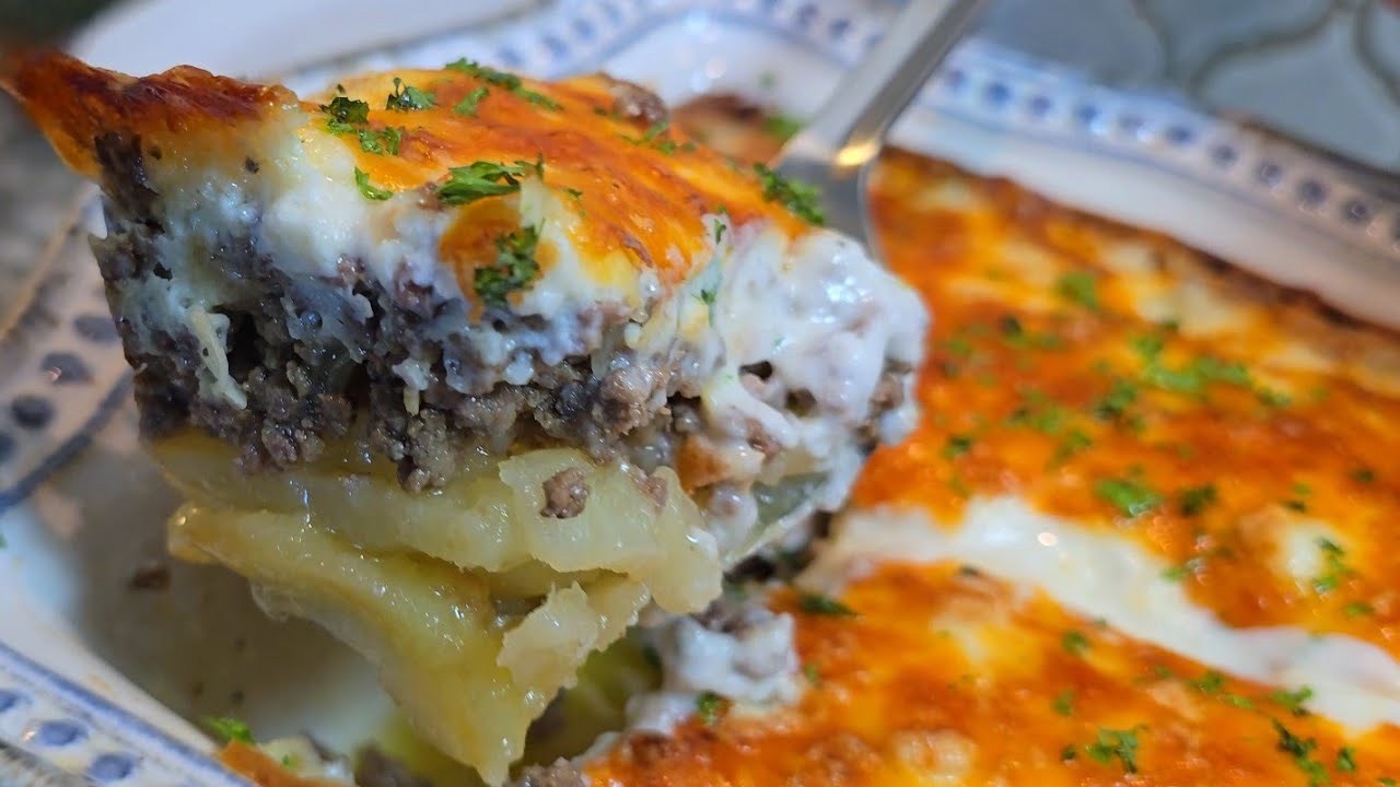 Add ground beef to potatoes for an amazing CASSEROLE - Easy Dinner Casserole Recipe