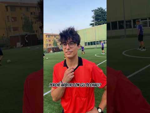 ARBITRARE CON GLI OCCHIALI 🤓 #calcio #arbitro