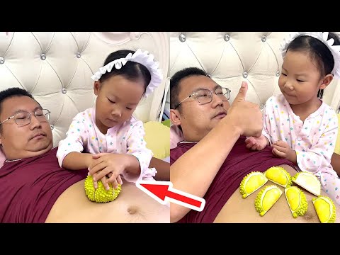 在肚皮上開榴蓮吃太美味  #最暖親子陪伴 #男人帶娃系列 #爹帶娃 #在家陪娃日常