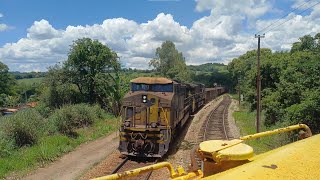 Trem carregado com minério de ferro vencendo a forte rampa do pátio de Coronel Eurico