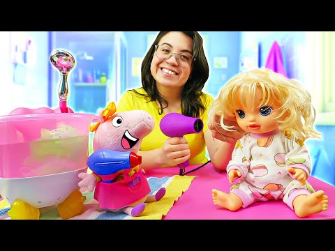 Peppa y Wendy secan el cabello de Alive. Las muñecas bebés Baby Alive.