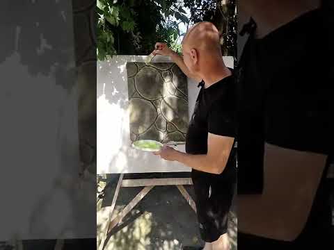 Такой покраски фасада или дорожки вы точно не видели , теперь освещения во дворе не понадобится .