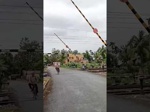 ऐसी लापरवाही आप बिल्कुल न करे! रेलवे क्रॉसिंग पर! #shorts #train #viral #train #railway #ytshorts
