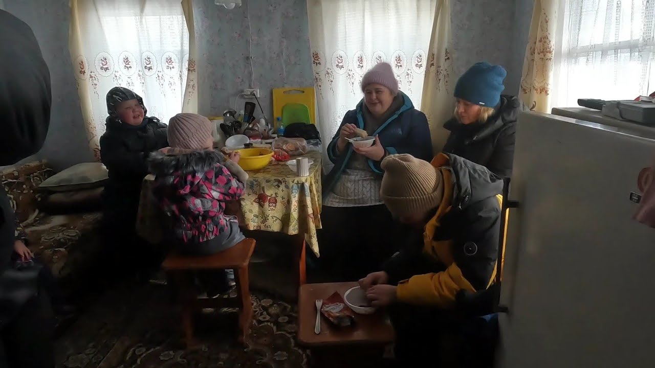 Вместе с гостями поехали к нам на дачу. / Жарим шашлыки/ Детям очень весело/