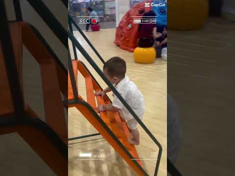 Bé yêu tự chơi cầu trượt