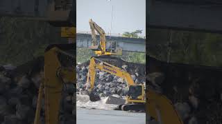 Detik-detik 2 Excavator Menahan Arus Sungai Bangun Dam