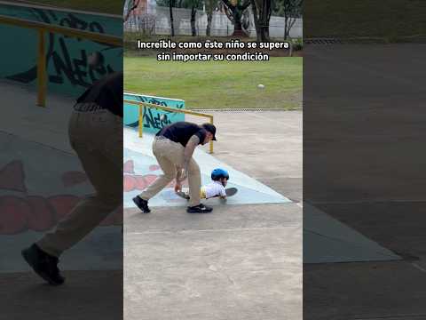 Este niño no se rinde sin importar su condición un claro ejemplo de superacion ❤️