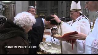 Papa bautiza cuatro adultos durante Vigilia de la Pascua