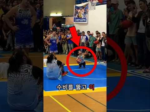 작은 남자가 농구 골을 넣으려고 노력한다