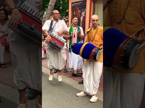 Radhe Radhe Japa Karo🙏🙏 #kirtan #radheradhe #radhe #krishna #iskcon #viral #vrindavan #like #vlog