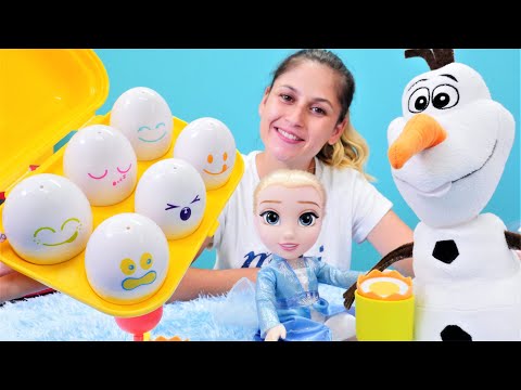 Frozen Elsa ile Olaf eğitici yumurtalar ile oynuyorlar. Yemek yapma oyunu