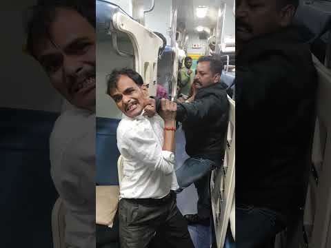 ट्रेन में जबरदस्ती सीट पर कब्जा किया without ticket gundagardi #shortsfeed #shorts #aajtak