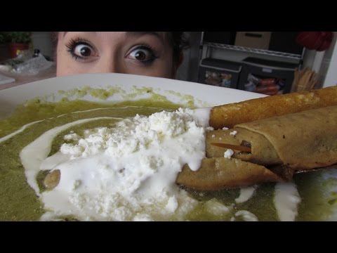 Flautas doradas crujientes ahogadas en salsa verde/Marisolpink