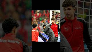 He had to fight for the towel with the ball boys😂😂😂