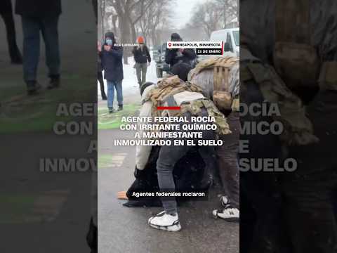 Agente federal rocía con irritante químico a manifestante inmovilizado en el suelo