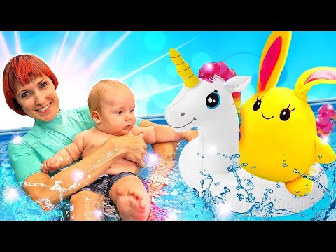 💦🧸 ¡Juegos Acuáticos con el Bebé de Mamá de Lucky y Juguetes de Peluche!