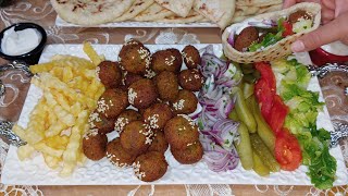 علاش تاخديهم من برا حضريهم على يديك فلافل غزالين لذاااذ مع ثومية كريمية و خبز منفوخ خفيف منزلي😉
