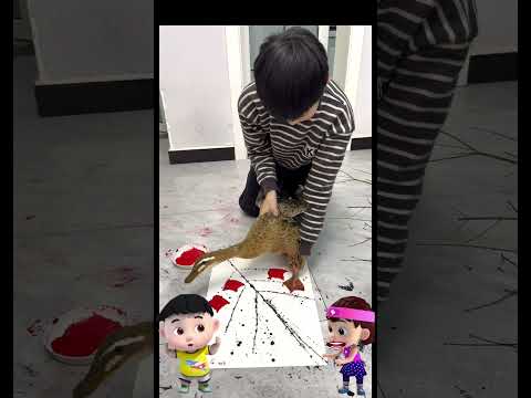 Anh trai dùng chân vịt để vẽ tranh #KênhHoạtHìnhVuiNhộn #HoạtHìnhHàiHước #VideoHoạtHìnhVui #Shorts