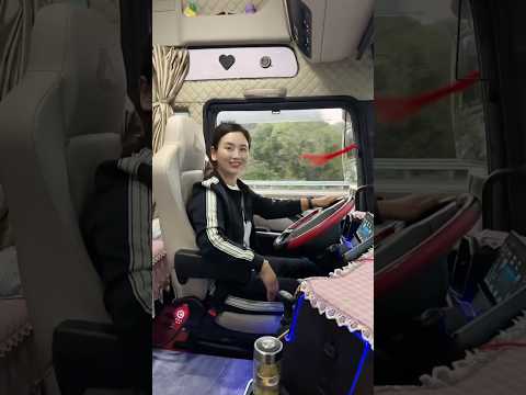Nữ tài xế lái xe bắt đầu chuyến hàng chiều muộn ngày cuối <strong>tuần</strong> #truckdriver #trucklife #trucking