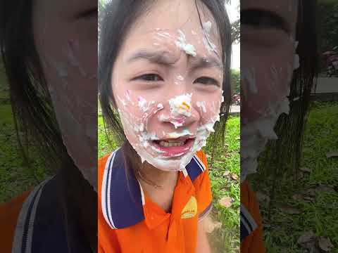 Hai chị em ăn bánh kem bất ổn #shorts