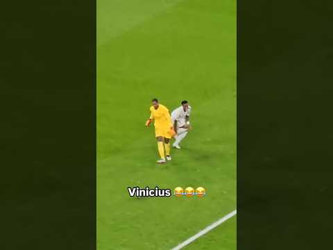 سر تصرفات فينسيوس جونيور المثيرة للجدل في مباراة ريال مدريد وميلان! 😱⚽ #فينسيوس_جونيور