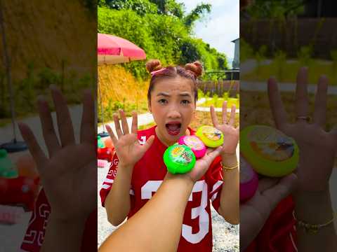 Người mẹ tốt bụng So cute - thử thách nhắm mắt ăn kẹo con giun sẽ ra sao?🍦 🍉👀😝🤪 #shorts