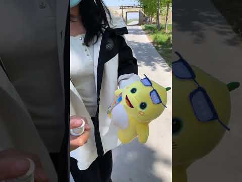 Cô bé định nhặt búp bê và cái kết