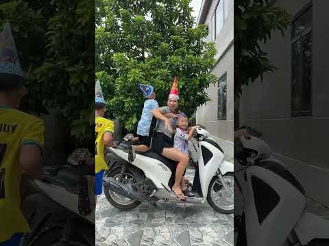 Let's ride a motorbike together with mom  🤪😅😅🤣🛵 Thoc TV