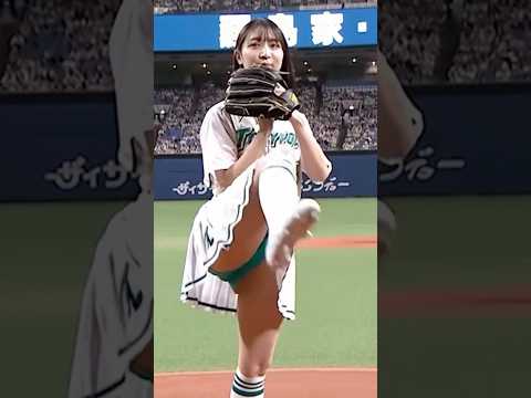 始球式で球を投げる日本人美女 ⑮ A beautiful Japanese woman throws a ball in the opening ceremony