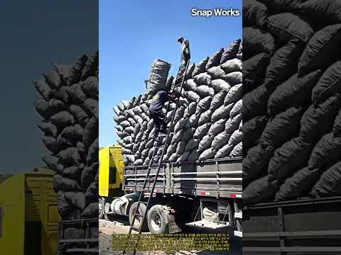 무너짐 방지 고밀도 결속과 숯 <strong>마대</strong> 다단 적재 공정 #worker #process #charcoallife #heavyload #traditionalwork