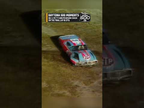 Richard Petty and David Pearson crashed coming to the Daytona 500 checkered flag in 1976 😮