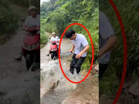 😱😱देखो आखिरकार इसको पानी पर गुस्सा क्यों उतार ना पड़ा#shortvideo #boy #viral #youtubeshorts #new