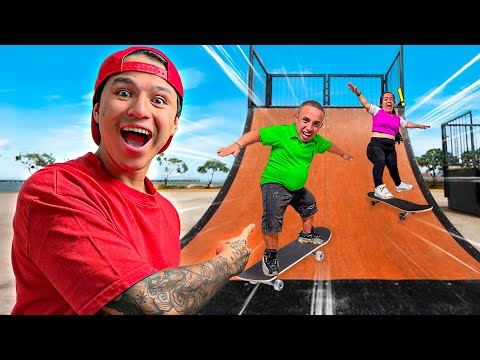 ¡LE ENSEÑO HACER SKATE a LOS ENANOS ! * CAIDAS GRACIOSAS 😂