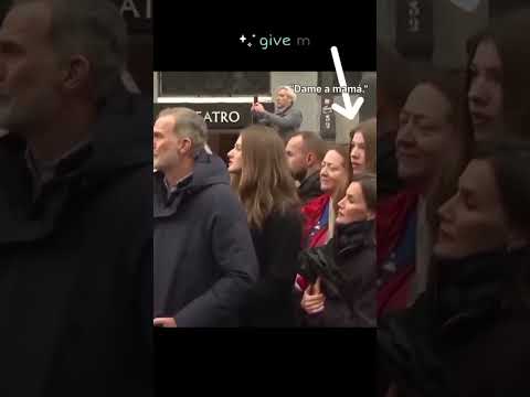 Leonor le dice a su madre que cierre la sombrilla en procesión de Semana Santa.VULGAR Y CORRIENTE