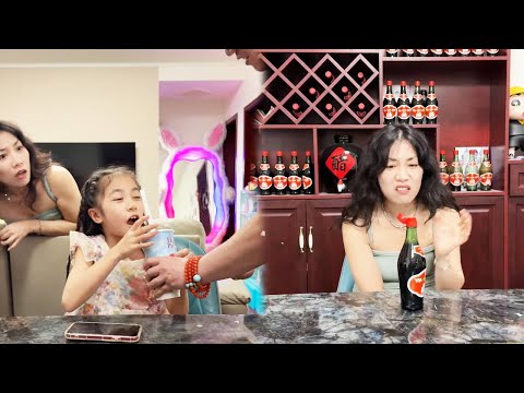 东爸宠女把虾剥好端面前闺女秒吃！妈妈照搬说 “不爱吃” 等剥虾，爹直接端盘撤走：撒娇只对我宝有效【东东一家】