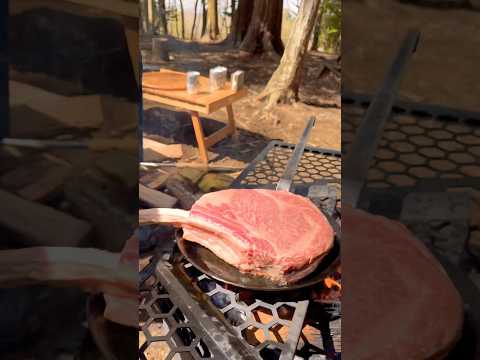 焚火で分厚いステーキがうますぎた🥩
