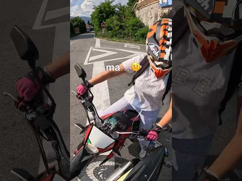 ci riprovo con la ragazza ma quasi mi cade addosso😬 #fantic #125 #moto