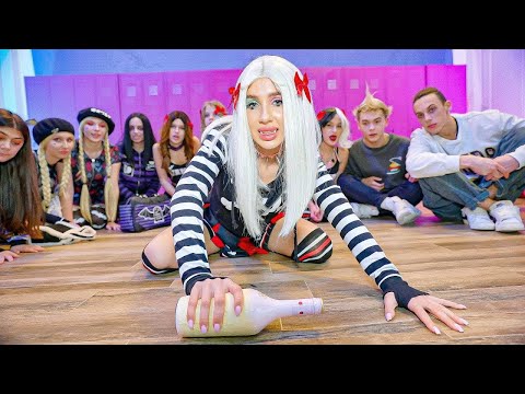 Пољупци VS Изазови! 💋 ИГРА БУТИЉИЦА У ШКОЛИ! Шта ће Флорида изабрати? 😱