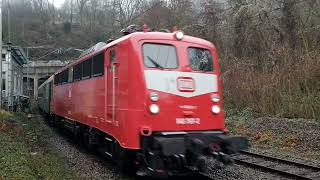 Weihnachtsmarkt-Express mit 140 797 in Stuttgart-West.