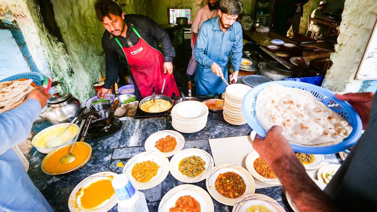 Best Street Food at Pakistan University - CRISIS OMELET in Islamabad Pakistani Food Tour