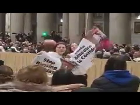 Due attiviste per i diritti degli animali irrompono durante la messa di papa Francesco | Il video