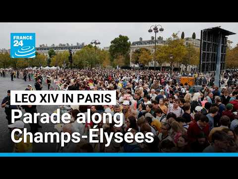 Hunderttausende kommen zur Parade des Papstmobils entlang der Champs-Élysées • FRANCE 24